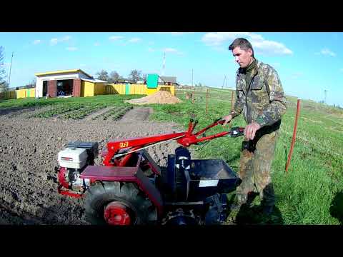 Видео: Картофелесажалка ВРМЗ в деле .Сажаем картошку мотоблоком