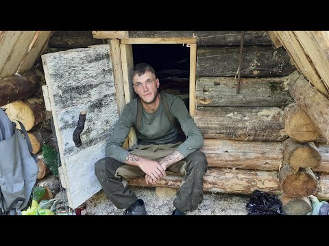 Видео: ТАЙГА,+31С. СТРОЮ ЗИМОВЬЁ ИЗ ВЕТРОВАЛА.УТЕПЛЯЮ ДВЕРЬ, НАКРЫВАЮ КРЫШУ. ДЕЛАЮ СТОЛ,ЗАТОПИЛ ПЕЧЬ.