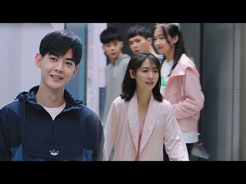 Видео: Золушка осталась ночевать в доме красивого врача и была поймана коллегами