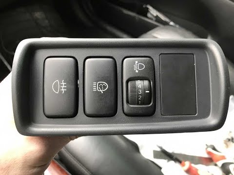 Видео: Замена лампочек в кнопках слева от руля в Тойота Камри V30 2005г