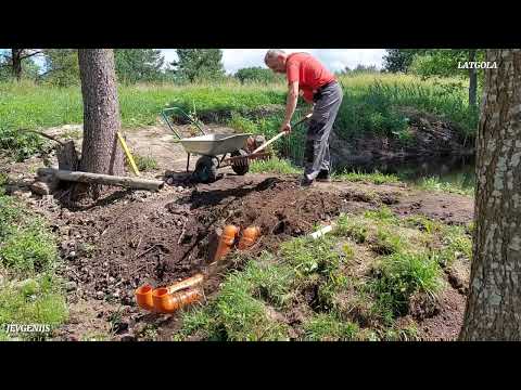 Видео: Добавил ещё две переливные трубы.Дамба готова.Обложил дёрном.Деревенские будни. #деревня #пруд