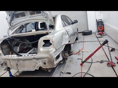 Видео: Toyota Avensis. Замена заднего крыла.   День первый.