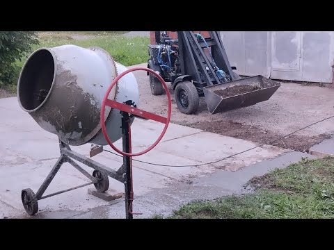 Видео: Самодельный минипогрузчик экскаватор. Копаю и заливаю.