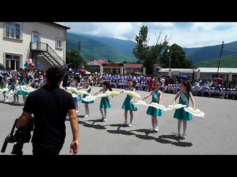 Видео: Прощай начальная школа,прощай моя первая учительница. Танец"Ромашковое поле".Выпускники 2018.💐