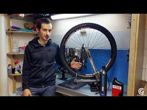 Видео: Установка покрышки бескамерно на обод Stans Notubes