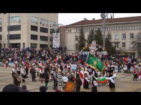 Видео: Представянето на сурвакарските групи на международният фестивал на маскарадни игри "Сурва" в Перник
