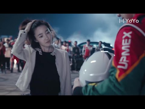 Видео: Богатый парень отвел героиню на дрэг-рейсинг, неожиданно ее гоночное мастерство превосходно.