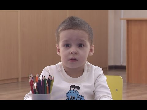 Видео: "Он очень ласковый ребёнок": маленький Миша - в рубрике "Жду маму"