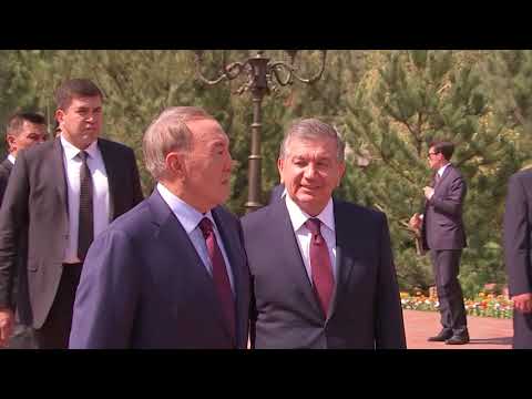 Видео: Президент Казахстана прибыл в Ташкент (16.09.2017)
