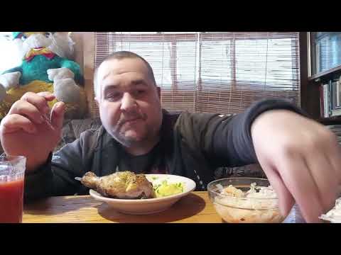 Видео: Обжор - жареный окорочок, пюре, квашеная капуста | Мукбанг - суп лапшевник, томатный сок