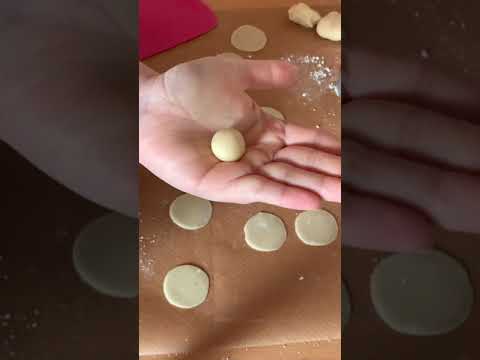 Видео: Роза из марципана (мастики)
