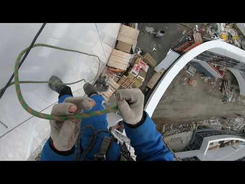 Видео: Промышленный альпинизм. Выход через парапет к рабочему месту.