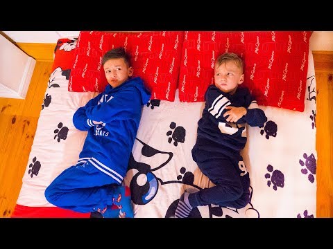 Видео: Кто БОЛЬШЕ ХРАПИТ! Остались НОЧЬЮ Одни!