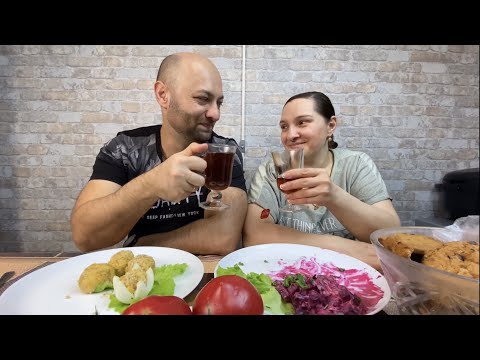 Видео: Мукбанг. Уставшие, но счастливые. Ленивые ПЕЛЬМЕШКИ и салат КУВШИНКИ. @Галина Кухня.