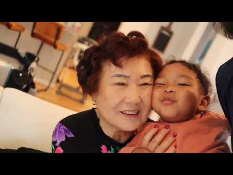 Видео: Корейская бабушка обнимает внука Блазиана