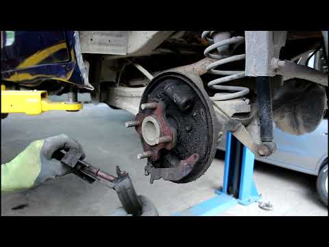 Видео: Замена задних тормозных колодок на Suzuki Every 0,7  Сузуки Эвери 2001 г
