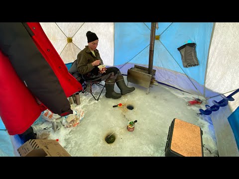 Видео: Зимняя рыбалка на жерлицы. Палатка ⛺️ с печкой. Озеро Тиосто.