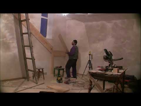 Видео: Лестница. Установка косоуров на стену