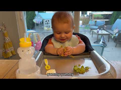 Видео: 9-месячный малыш пробует куриную кесадилью! (Самая милая на свете!!)