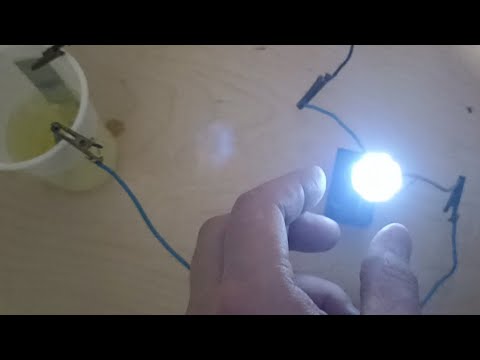 Видео: ЭЛЕКТРИЧЕСТВО ИЗ ВЕЩЕСТВА, КОТОРОЕ У ТЕБЯ ТОЧНО ЕСТЬ