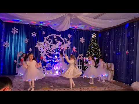 Видео: танец снежинок (старшая группа)