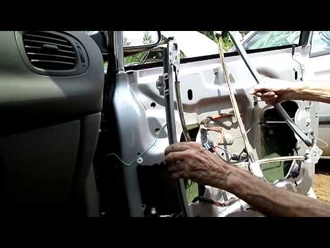 Видео: Снятие мотора стеклоподъемника Dodge Caravan Voyager