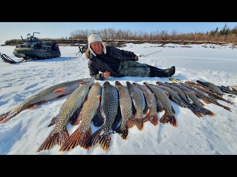 Видео: Рождение нового рыбака  Рыбалка в Якутии