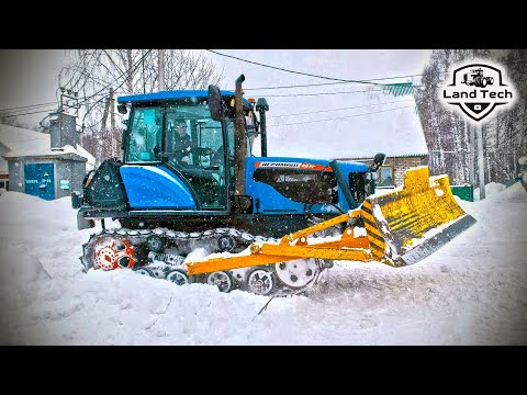 Видео: Зима-2025: Чистим дороги от снега на новом гусеничном тракторе АГРОМАШ-90ТГ!