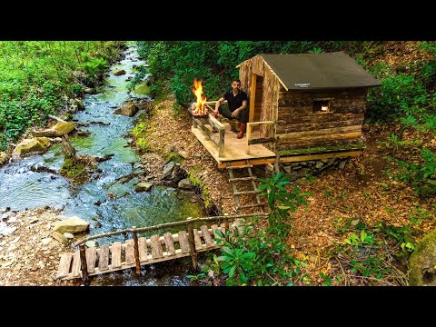 Видео: Мужчина построил 5 разных домиков для выживания на берегу реки