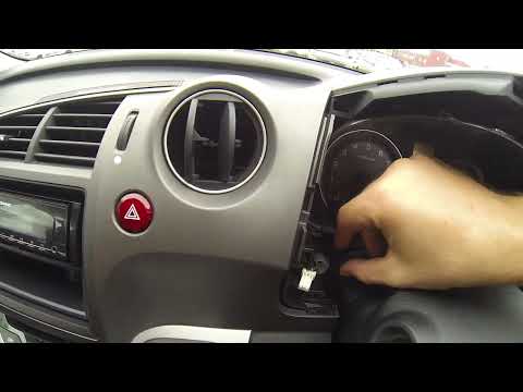 Видео: Как снять магнитолу на Honda Stream RN6