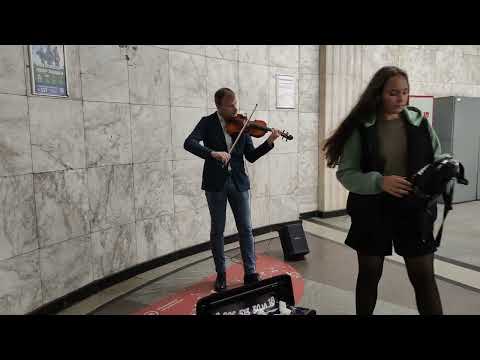 Видео: Astor Piazzola - Libertango - Мелодию знаменитого танго сыграл на #violin Владимир Семибратов #metro