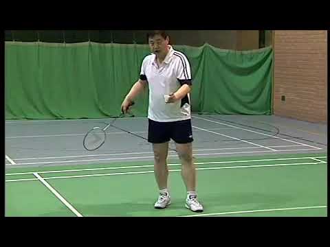 Видео: Короткая подача форхендом в одиночной игре в бадминтоне
