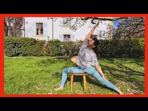 Видео: ПРОСТЫЕ упражнения для шеи и спины сидя. Йога НА СТУЛЕ дома и в офисе. 8 мин