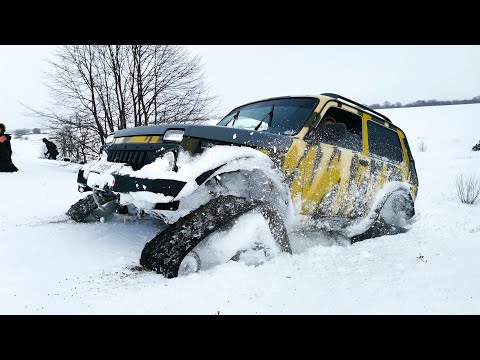 Видео: ЧТО ТВОРИТ ЭТА Турбо НИВА на ГУСЕНИЦАХ в СНЕГУ против СНЕГОХОДА, Suzuki Jimny, УАЗ, JEEP, ОФФРОАД.