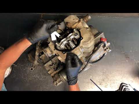 Видео: Honda Foreman 450 TRX450 Регулировка зазора клапана — Характеристики — Допуск — КАК найти верхнюю...