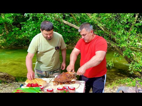 Видео: Готовим на Берегу Реки Ужин - Шашлык из Курицы и Утка Запеченная на на Мангале!