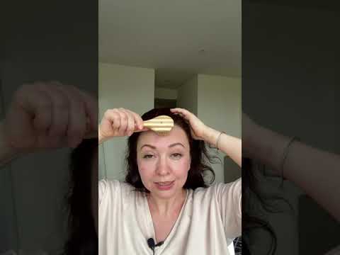 Видео: Массаж лица сухой щёткой.