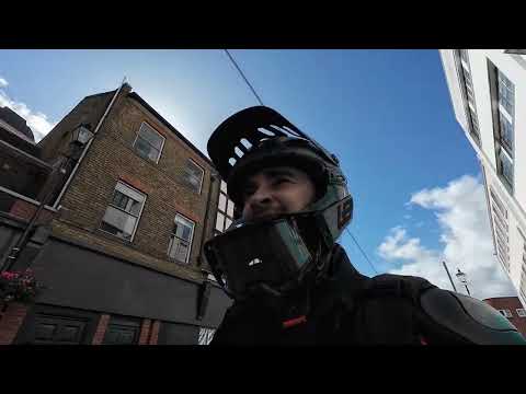 Видео: Сумасшедший ритм пятничных доставок еды по Лондону
