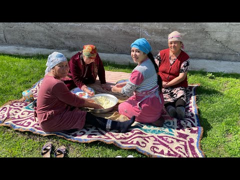 Видео: КАЗАХСТАН сейчас! Сельская жизнь. Жарим МЯСО, печём ЛЕПЕШКИ в казане! Знакомство с КАЗАХАМИ!