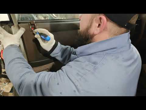 Видео: Випуск #4. Як зняти ручку склопідіймача, дверну карту та ремонт замка дверей на Opel Omega A.