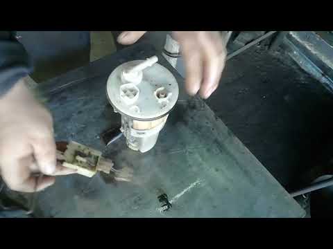 Видео: Как заменить топливный фильтр на Тойота Платс