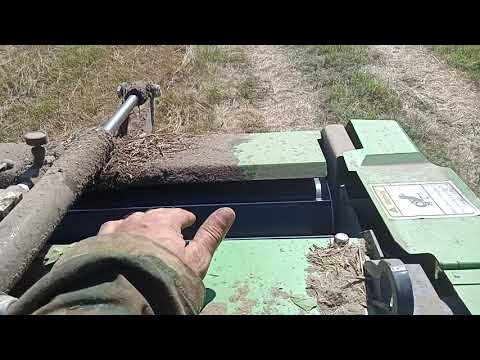 Видео: Сенокос 2021. Почему наматывает шпагат на подборщик. Прессуем сено.