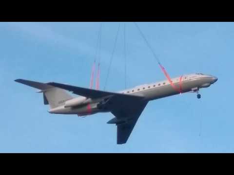 Видео: Установка памятника Ту-134 в а/п Рощино, Тюмень 2019 год.