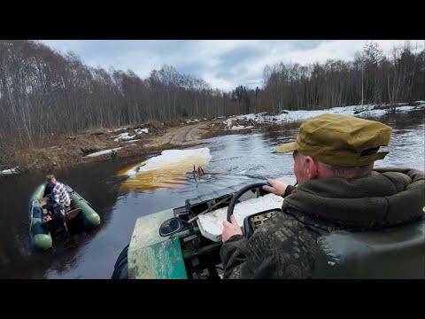 Видео: Дороги в ТАЙГУ ЗАТОПИЛО! На Болотоходе ВБРОД по Реке. Достаем Моторную лодку