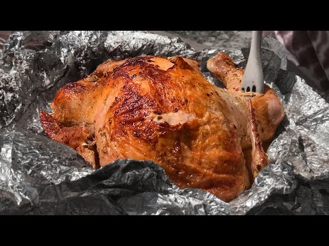 Видео: Курица в фольге на углях. Как приготовить курицу на углях. Чем начинить курицу