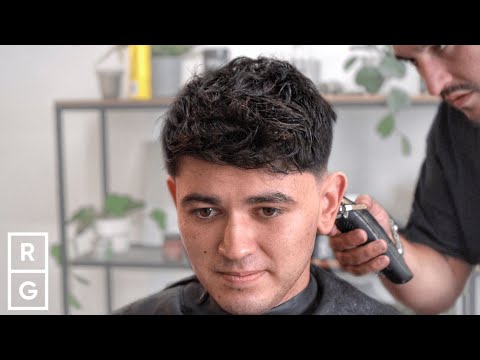 Видео: Он хотел короткую текстурированную стрижку с эффектом фейда
