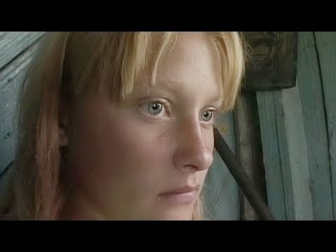 Видео: ДЕВОЧКА-БОМЖИХА НА СВАЛКЕ