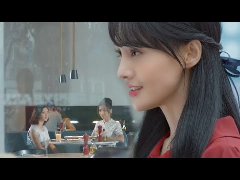 Видео: Саркастичная коварная девушка Сяо Най любит тело Вэй Вэй. Вэй Вэй контратаковала ее, развеселив нас.