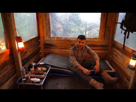 Видео: Зимний кемпинг в деревянной хижине / Соло-кемпинг на поддоне вне сетки в деревянной хижине