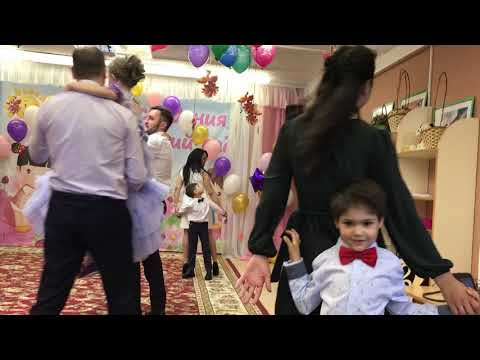 Видео: Танец выпускников с родителями "Счастье килограммами"